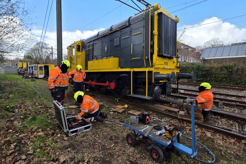 Museumlocomotief 605 van het Spoorwegmuseum herspoord door Incidentenbestrijders van ProRail